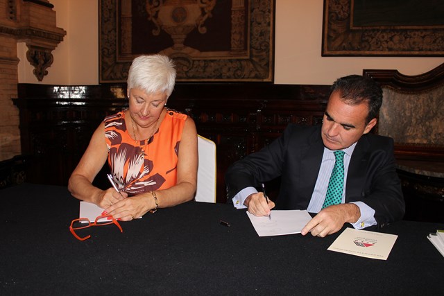 Firma convenio con Caixa