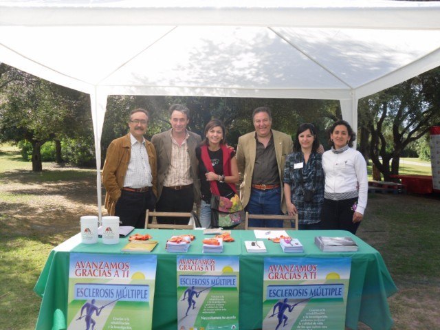 mesa informativa de ASEM, con organizadores, D. Francisco Obregón Rojano, Dª Ana Belén Navarro y Trabajadoras Sociales de la entidad.