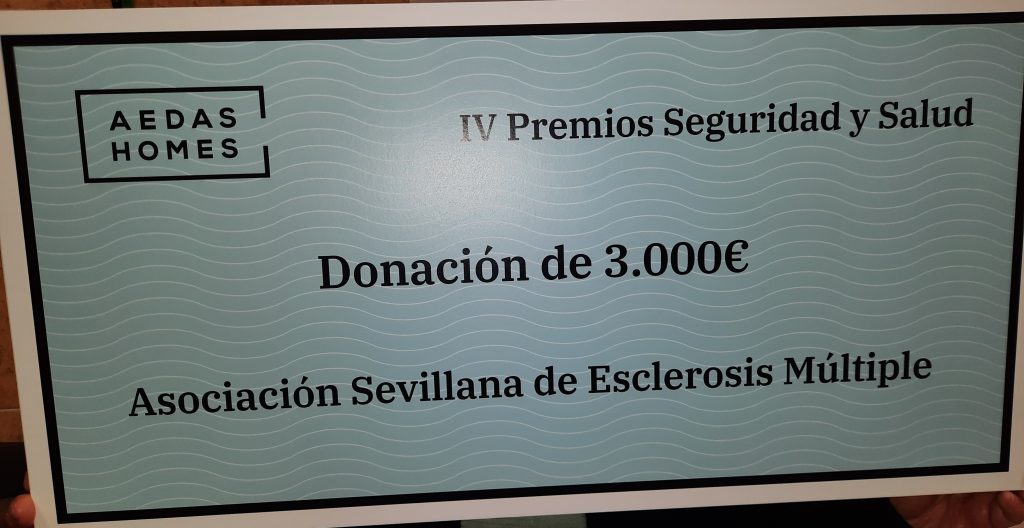 FOTO cheque simbólico donativo de 3000 euros de AEDAS HOME