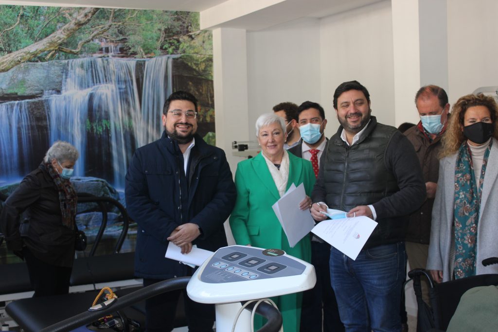 foto de Fran Carrasco, alcalde de Lora del Río, Águeda Alonso y Raúl García 