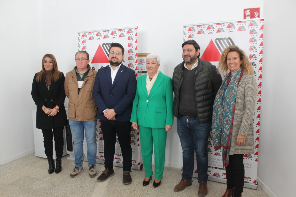 foto de grupo con alcalde y su equipo, Yolanda López de Caixa y Águeda Alonso