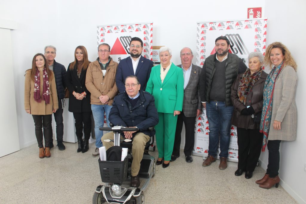 imagen del alcalde de Lora, Fran Carrasco y su equipo, Junta Directiva de ASEM, Águeda Alonso, Yolanda López de Caixa