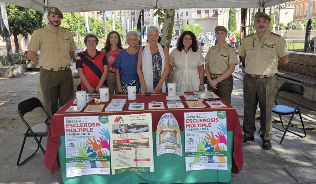 Comandante Gómez-Coronado; María José Zabala, voluntaria; María Márquez, vicepresidenta segunda ASEM; Auxiliadora Álvarez, voluntaria; Águeda Alonso, Presidenta ASEM; Rocío Barragán, Delegada Territorial Serv. Sociales, Familias e Igualdad; Soldado primera Medina y Manuel Marcos, cabo primero del Cuartel General de la Fuerza Terrestre de Sevilla